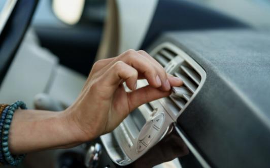 De gevaren van het negeren van lekken in de airconditioning van uw auto