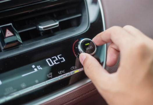 Gemeenschappelijke oorzaken van het falen van de airconditioning in de auto en hoe deze op te lossen