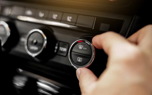 Hoe u ongebruikelijke klikkende geluiden van het airconditioningsysteem van uw auto kunt identificeren en aanpakken