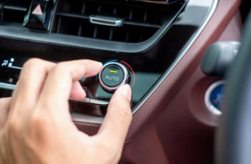 Hoe u problemen met de airconditioning verdamper van uw auto kunt opsporen en diagnosticeren