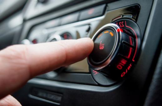 Leidingen opsporen in het airconditioningsysteem van uw auto