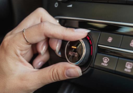 Negeer deze 5 ongebruikelijke geluiden niet die uit het airconditioningsysteem van je auto komen