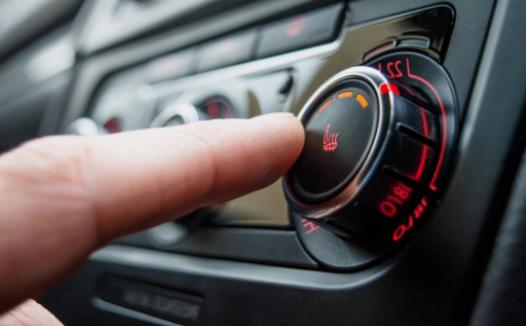 Negeer vreemde geuren niet: mogelijke problemen met de airconditioning van de auto