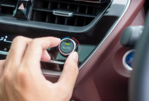 Tekenen dat de airconditioning van je auto moet worden bijgevuld met koelmiddel